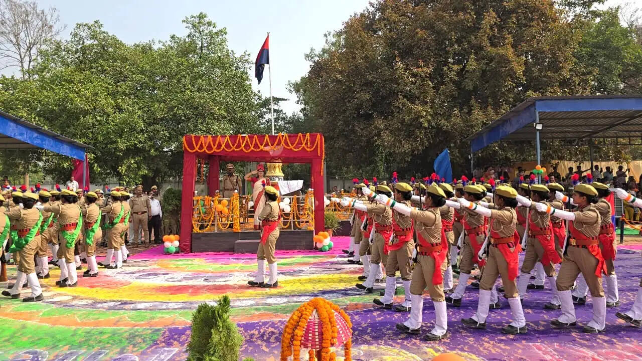देवरिया पुलिस लाइन में 17 प्लाटूनों की पासिंग आउट परेड, 485 महिला रिक्रूट्स ने दिखाया कौशल