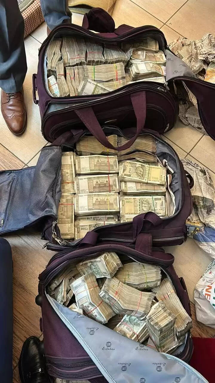 पंजाब: सीबीआई ने आईपीएस के घर से बरामद किए 5 करोड़ नकद व गहने