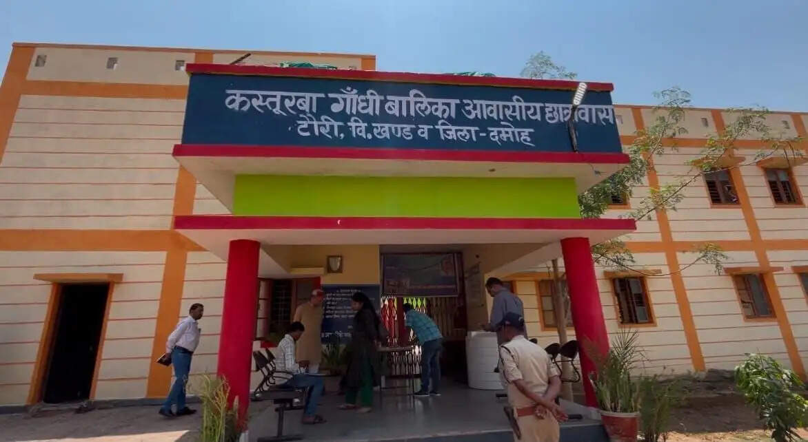 दमोहः बाल संरक्षण आयोग की टीम को छात्रावास में मिला धर्म विशेष का साहित्य