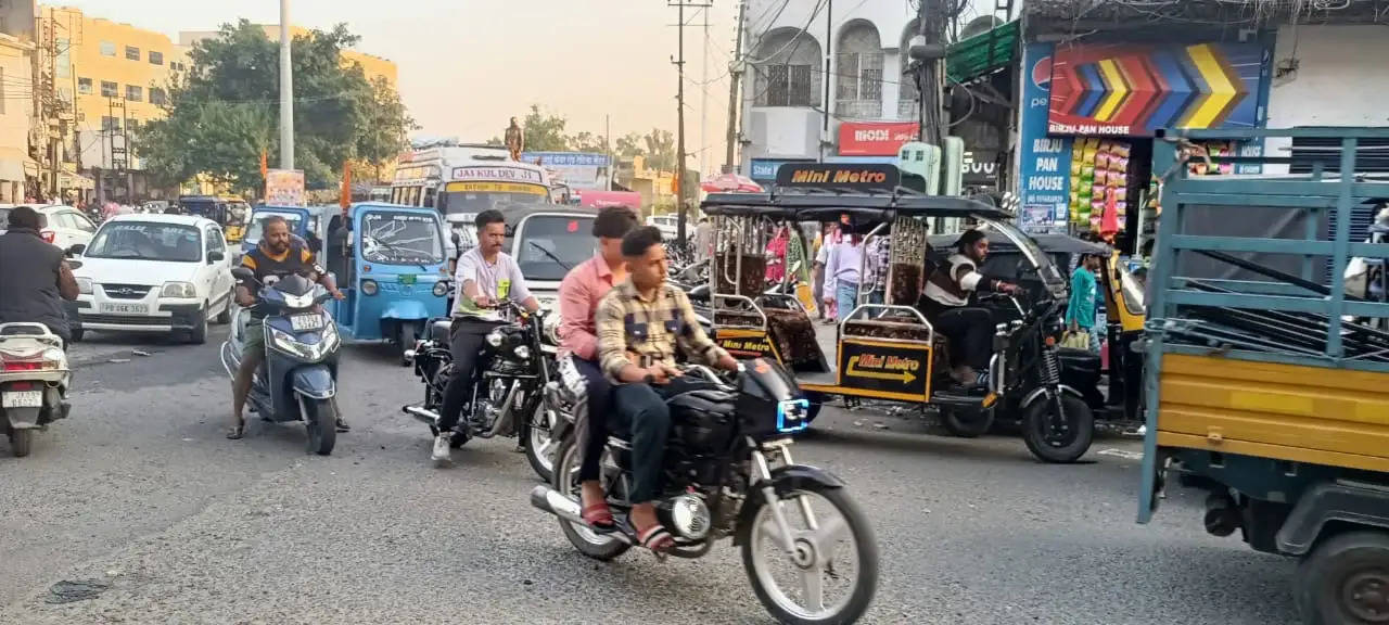 अवैध पार्किंग के कारण त्योहारी सीज़न में बढ़ी जाम की समस्या, लाचार ट्रैफ़िक पुलिस कर्मी मात्र सिटी के सहारे देते हैं ड्यूटी