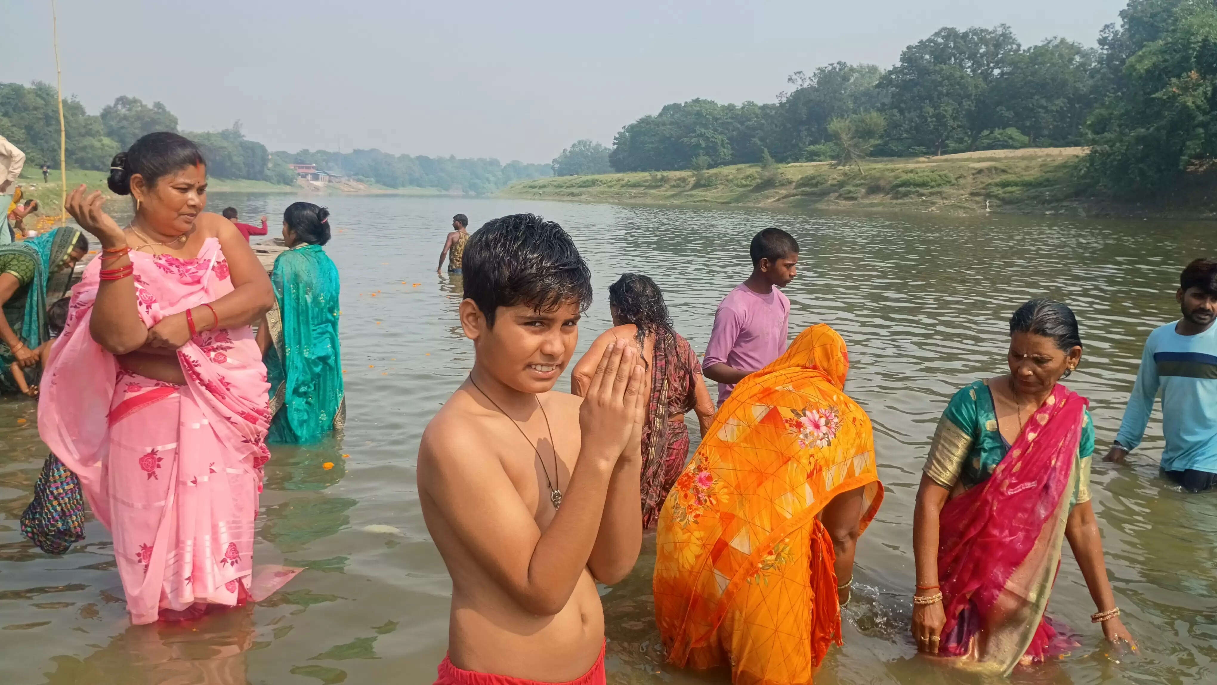 कार्तिक पूर्णिमा पर श्रद्धालुओं ने गाेमती नदी में किया पुण्य स्नान