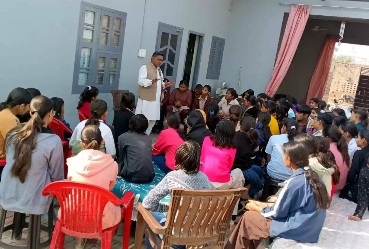 हिसार : सरसौद में बालिका सरपंच व पंच उम्मीदवारों की ट्रेनिंग