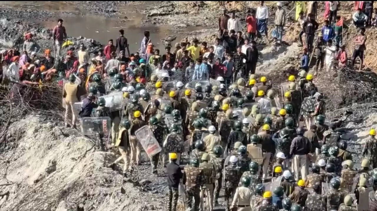 छत्तीसगढ़ के अमेरा खदान एक्सटेंशन पर बवाल : पुलिस-ग्रामीण आमने-सामने, पथराव-लाठीचार्ज में कई घायल
