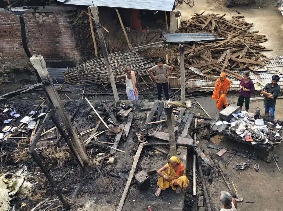 सुपौल में भीषण अगलगी से पांच घर राख, सिलेंडर ब्लास्ट से बढ़ी तबाही; लाखों की संपत्ति जलकर राख