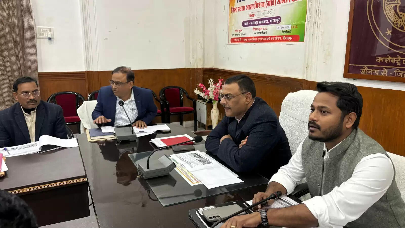 स्वच्छ भारत मिशन की बैठक में प्लास्टिक व ठोस अपशिष्ट प्रबंधन पर जोर