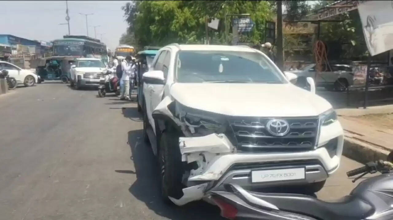 अंबिकापुर का गांधी चौक बना 'ब्लैक स्पॉट', दो कारों की जोरदार भिड़ंत, बाल-बाल बचे सवार