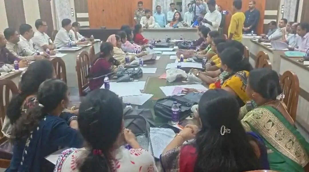 नगर निगम पार्षदों ने काला बिल्ला लगाकर की बैठक, दर्ज मुकदमा वापस लेने की मांग