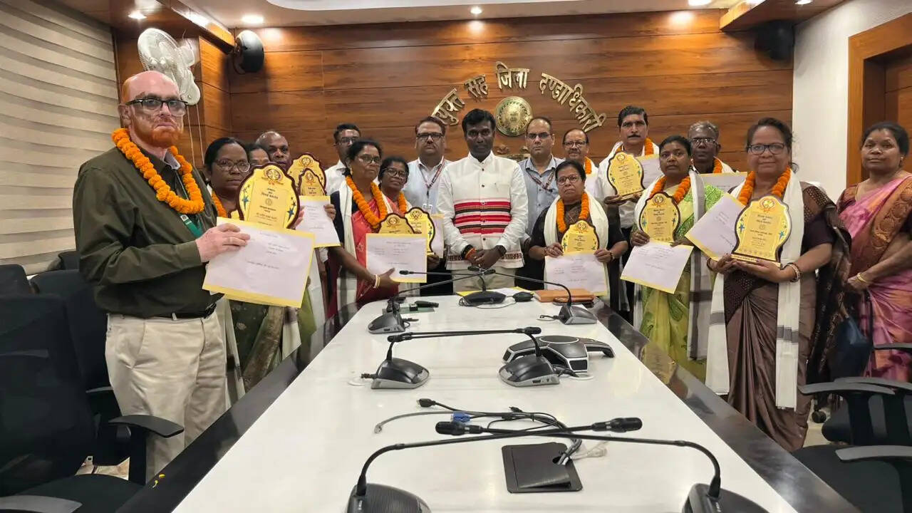 सेवानिवृत 11 शिक्षकों-दो कमिर्यों को समाहरणालय में दी गई विदाई