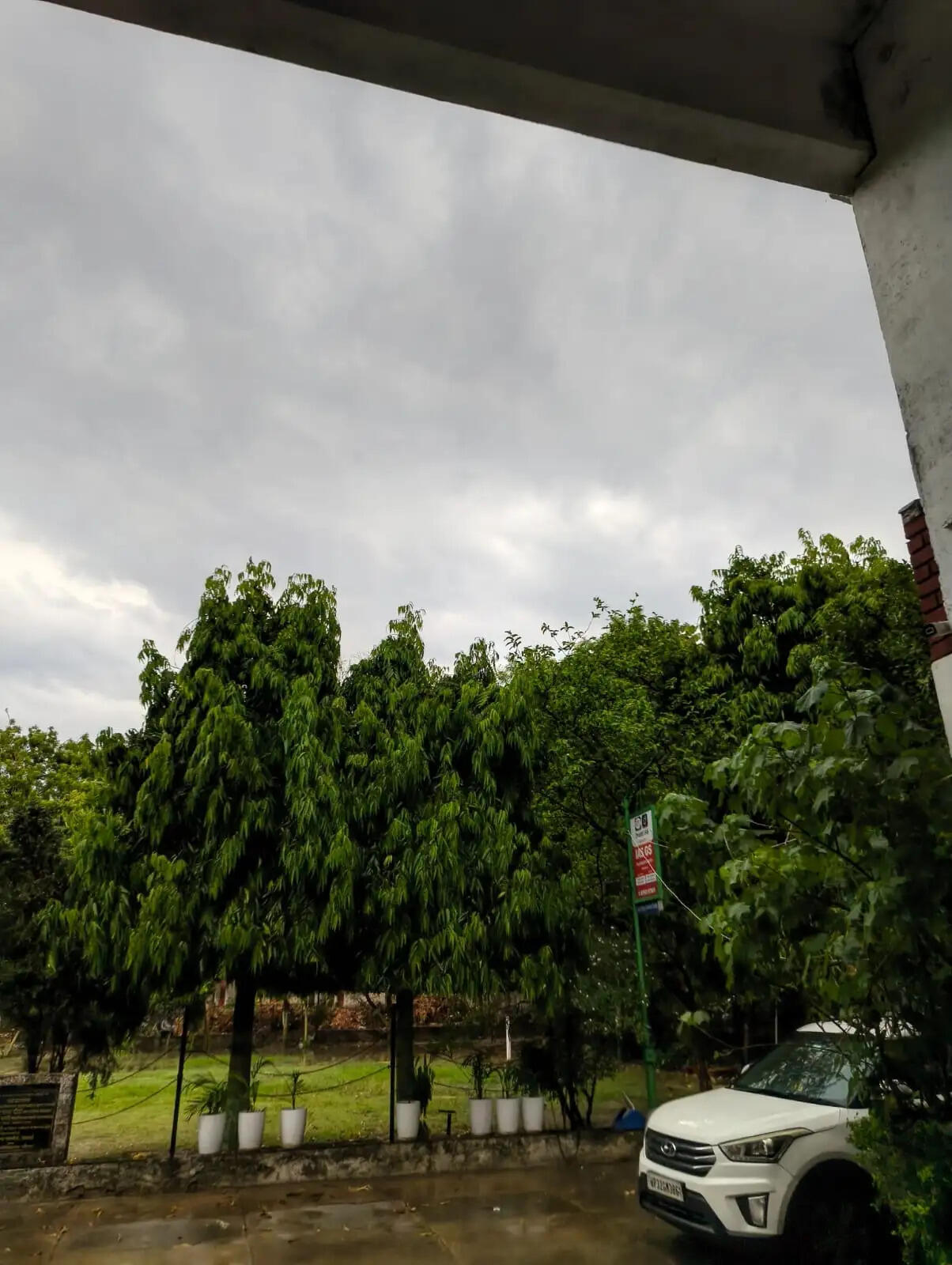 उत्तर प्रदेश में तेज आंधी-पानी से जनजीवन प्रभावित, कई जगह पेड़ उखडे़ और ओले भी गिरे