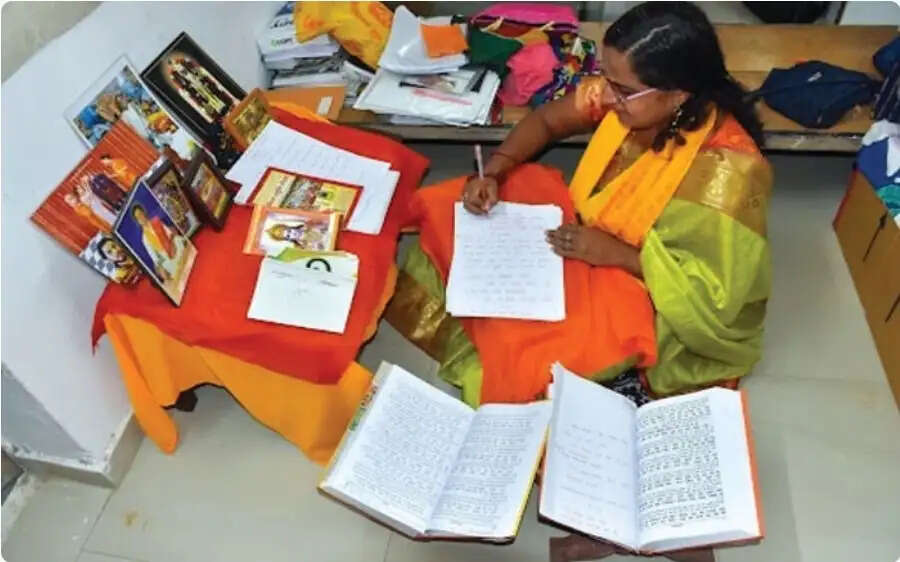 गुजरात के वडोदरा की शिक्षिका ने हाथ से लिखी 2000 पन्नों की हिंदी में रामायण