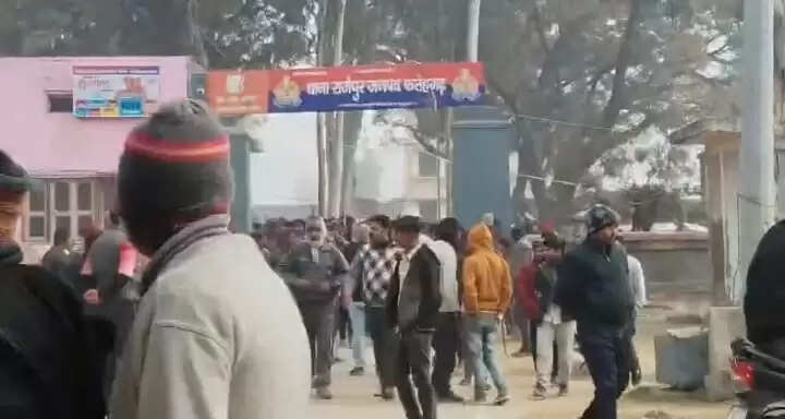 छुट्टा जानवरों से परेशान किसान पहुंचे थाने, ब्लाक पर दिया धरना