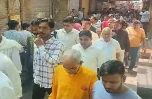 नारनौलः व्यापारियों ने दुकानदार पर गोली चलाए जाने के विरोध में निकाला रोष मार्च