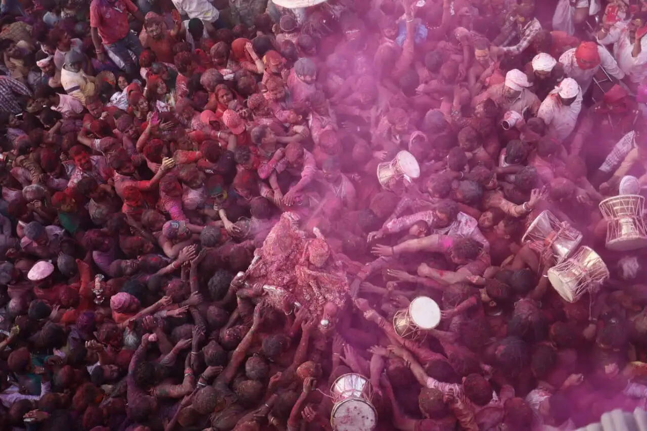 श्री काशी विश्वनाथ के गौने का साक्षी बनी काशी, बाबा के विग्रह पर गुलाल चढ़ाने की होड़