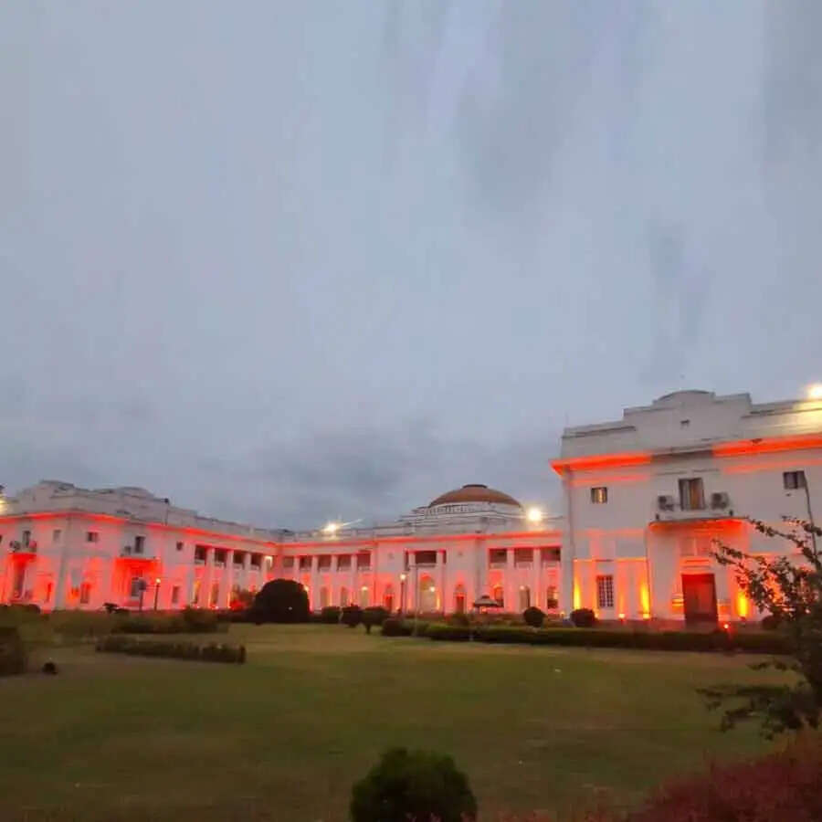 पश्चिम बंगाल विधानसभा भवन गेरुआ रोशनी से सजा, बदला राजधानी का रंगरूप
