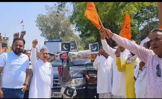 यमुनानगर: किसानों ने पाकिस्तान का फूंका पुतला, लगाए नारे