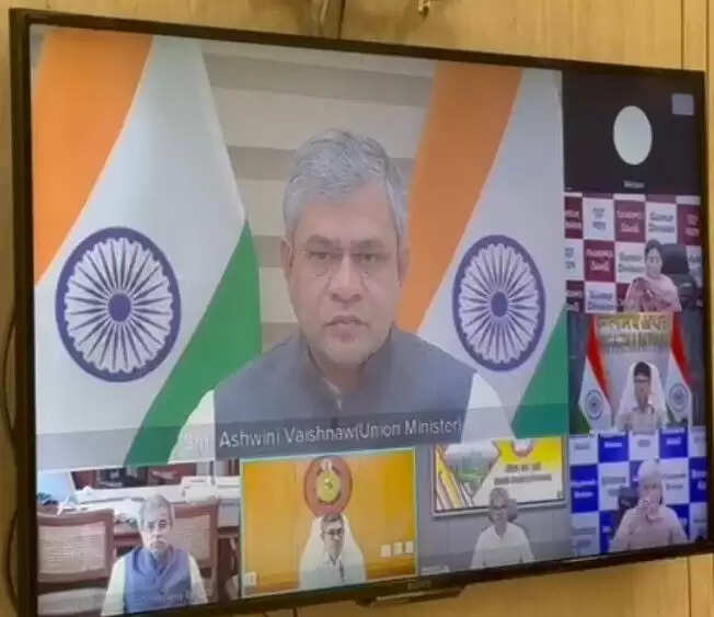 चक्रवाती तूफान मोंथा के मद्देनजर अश्विनी वैष्णव ने की तैयारियों की समीक्षा