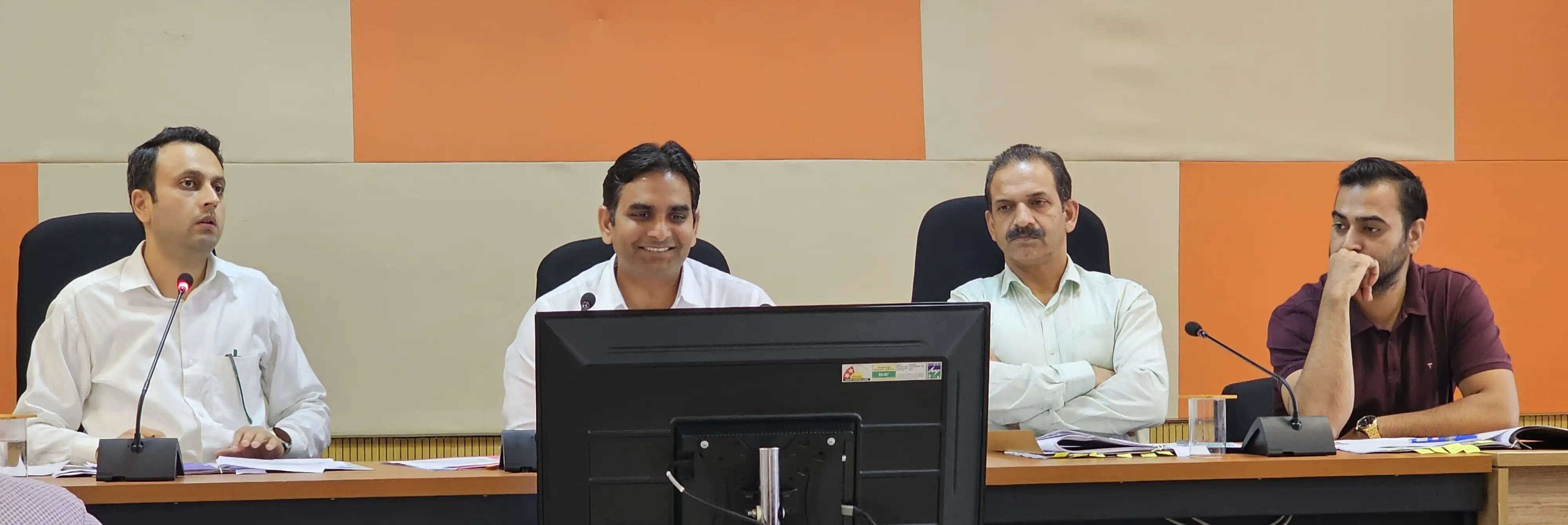 मुख्यमंत्री हेल्पलाइन के माध्यम से प्राप्त शिकायतों का शीघ्र निवारण सुनिश्चित करें अधिकारी : उपायुक्त
