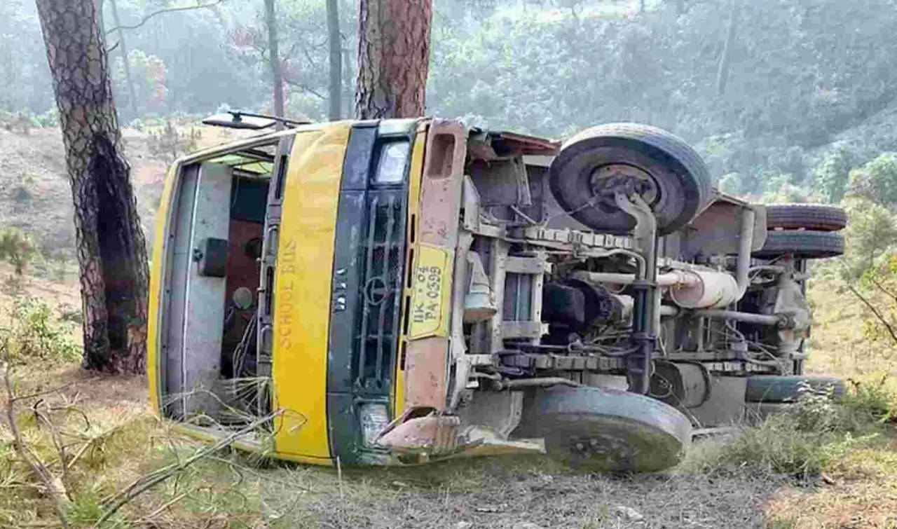 बेरीनाग क्षेत्र में स्कूल बस अनियंत्रित होकर खाई में गिरी , दो बच्चे घायल