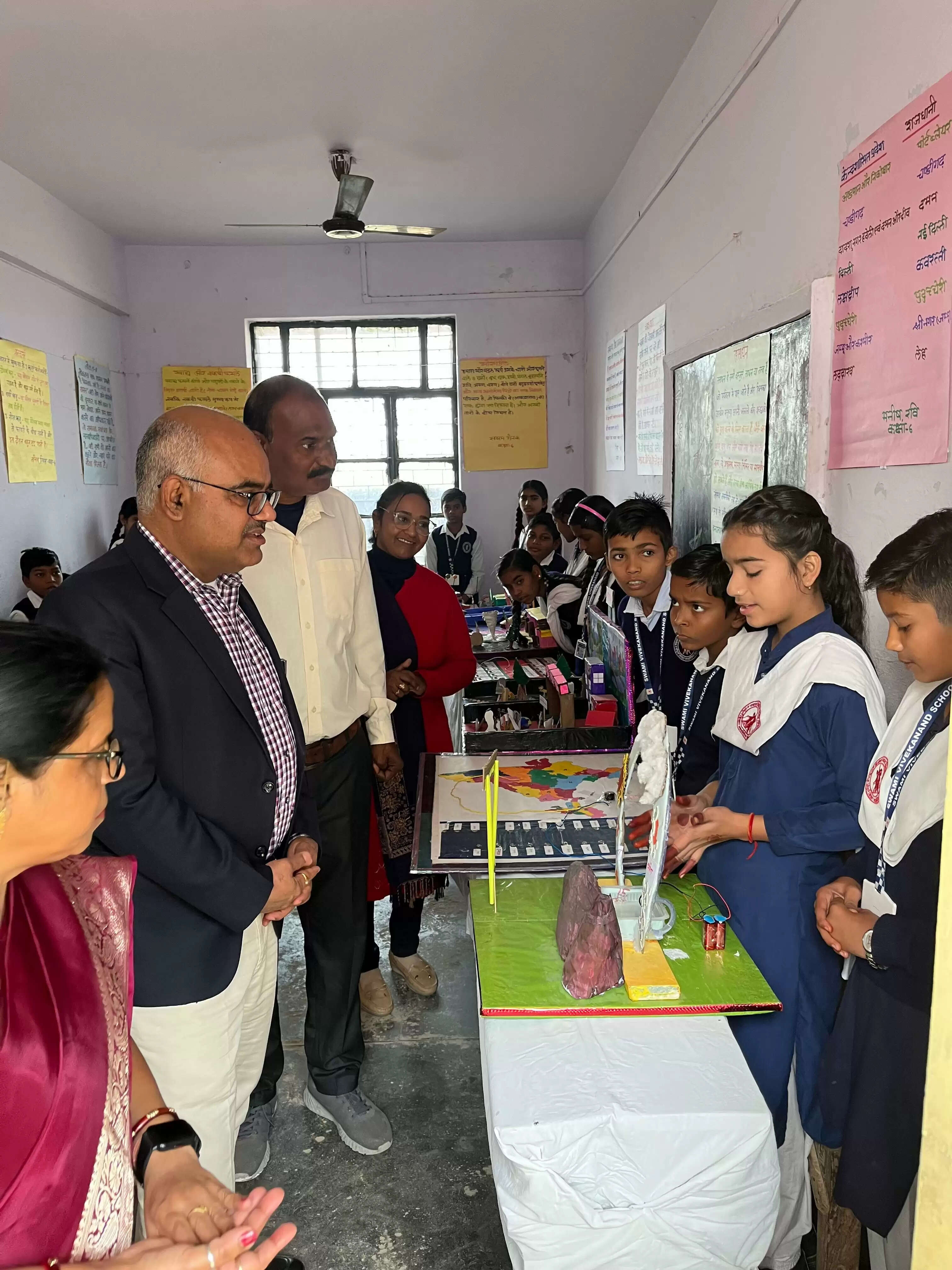 आईआईटी के सहयाेग से पढ़ रहे लाेधर गांव के शत प्रतिशत बच्चे : जिलाधिकारी