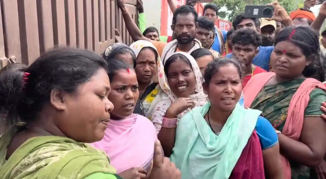 पुनर्वास की मांग को लेकर आदिवासियों का प्रदर्शन