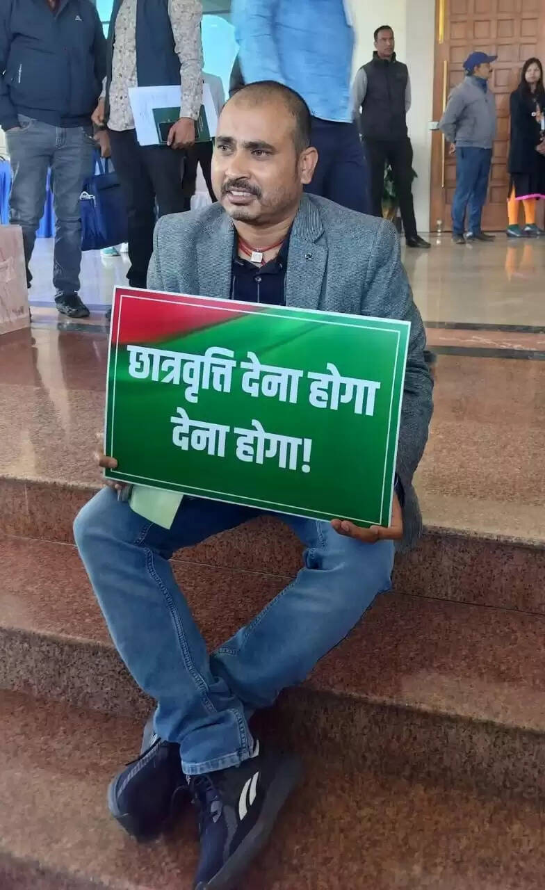 आजसू विधायक ने पोस्ट-मैट्रिक छात्रवृत्ति के भुगतान की मांग को लेकर विधानसभा के सामने दिया धरना