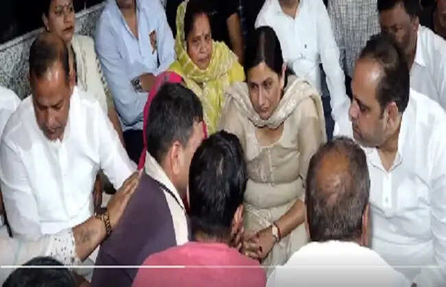 मंत्री पंकज सिंह ने सांसद सहरावत के साथ उत्तम नगर हत्या मामले में पीड़ित परिवार से मुलाकात की