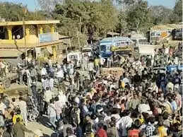 नर्मदापुरम में कटे सिर वाले शव मिलने के बाद परिजनों ने किया प्रदर्शन, स्टेट हाईवे पर लगाया जाम