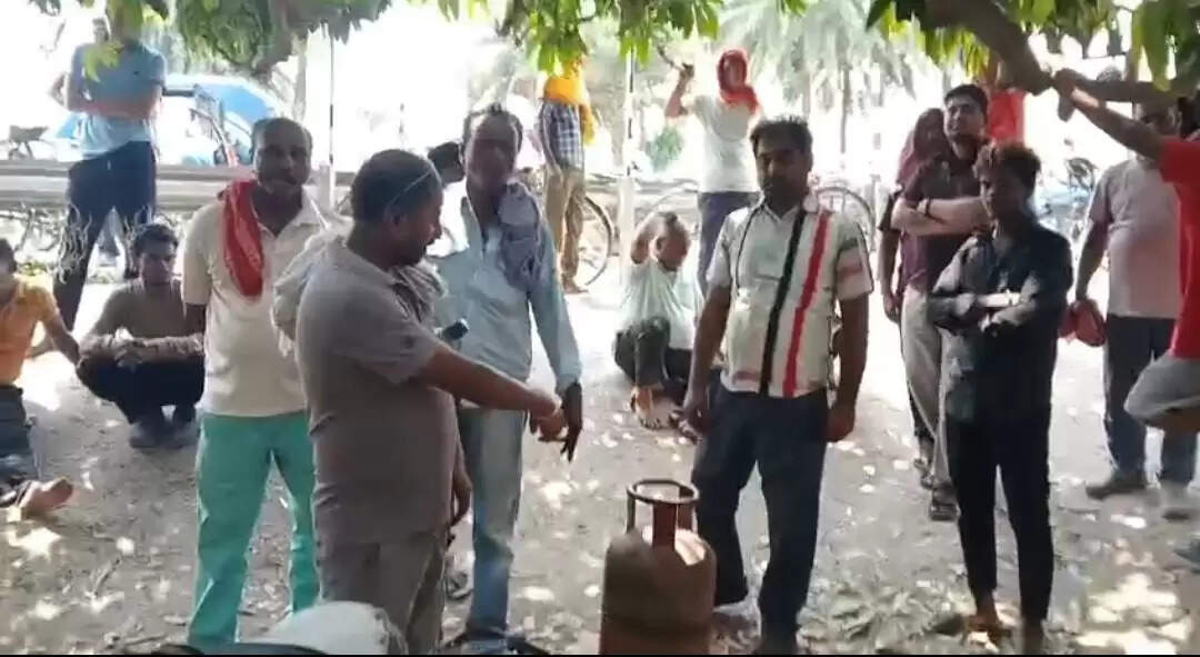 सुल्तानगंज में गैस के लिए परेशान उपभोक्ता