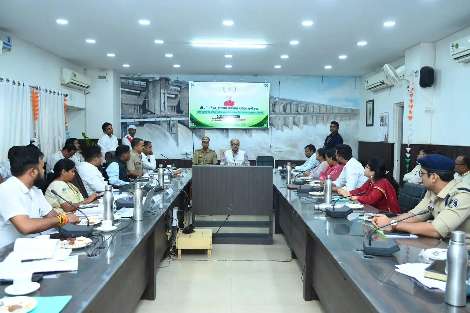 राज्यपाल ने अधिकारियों संग की समीक्षा बैठक, जल संरक्षण और जनकल्याण पर जोर
