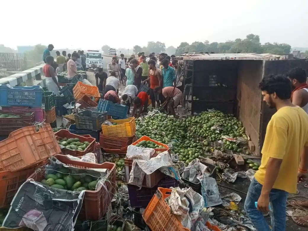 मोहनसराय रेलवे ओवरब्रिज पर आम लदी पिकअप पलटी, दो घायल