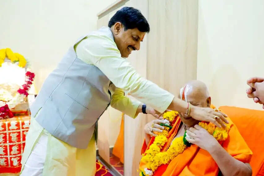 मुख्यमंत्री डॉ. यादव ने जगद्गुरू स्वामी रामभद्राचार्य जी महाराज से की भेंट