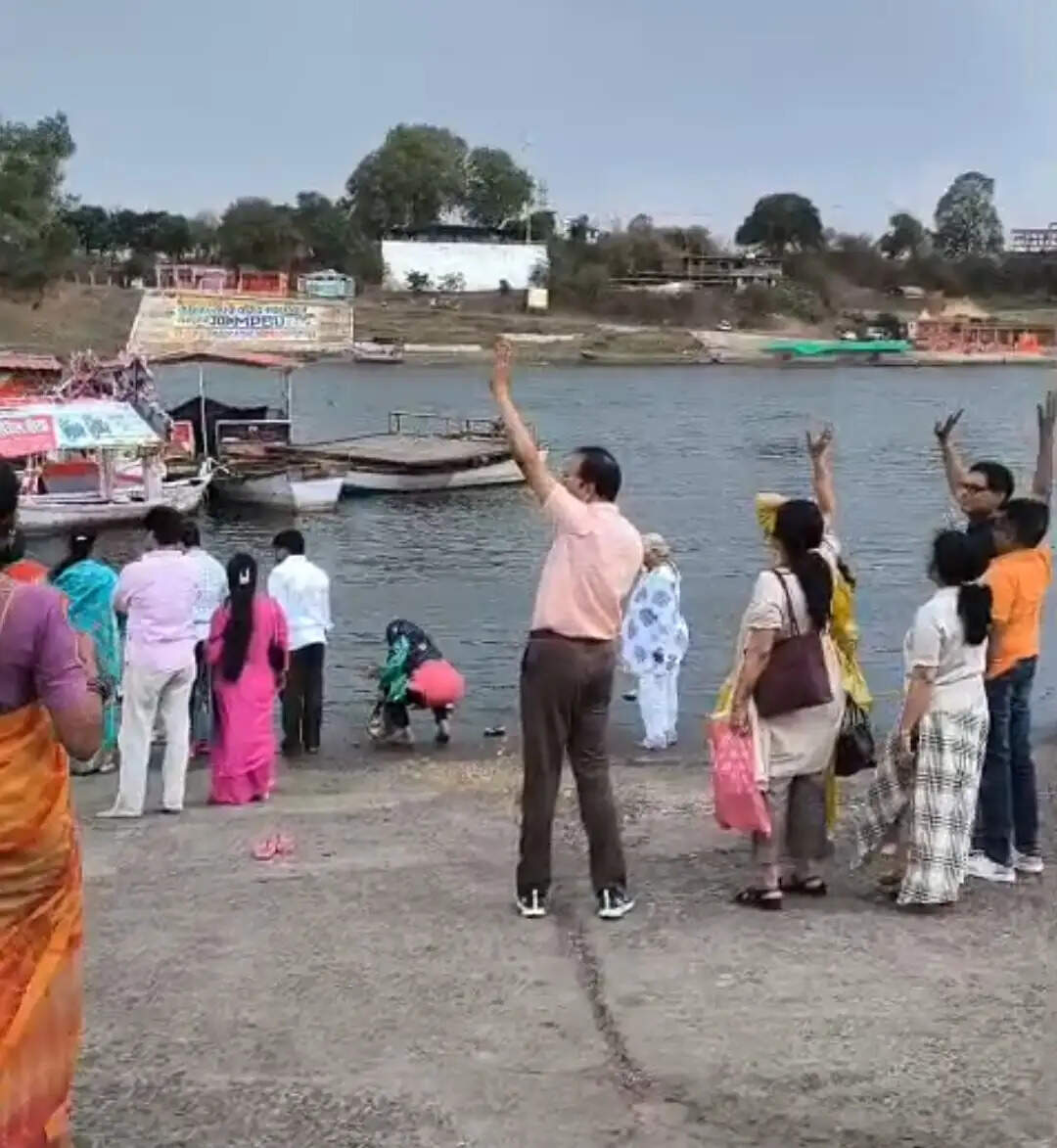 क्रूज हादसे के बाद गौरीघाट पर नाव संचालन बंद: रोज़ी-रोटी और आवागमन पर संकट