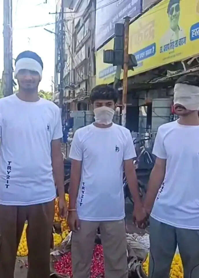 तीन बंदरों के साथ कांग्रेस नेता का अनूठा प्रदर्शन, बोले- ‘न दिखाई देता है, न सुनाई देता है’