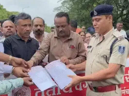 महंगाई भत्ते और सीपीसीटी की अनिवार्यता के विरोध में कर्मचारियों का प्रदर्शन, कैशलेस हेल्थ स्कीम जल्द लागू करने की मांग