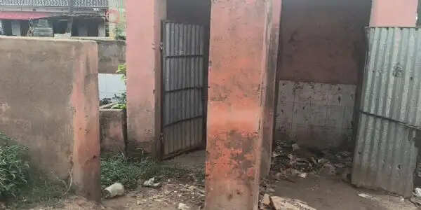 350 बच्चों का स्कूल, शौचालय सिर्फ एक, खुले में शौच को मजबूर बच्चे