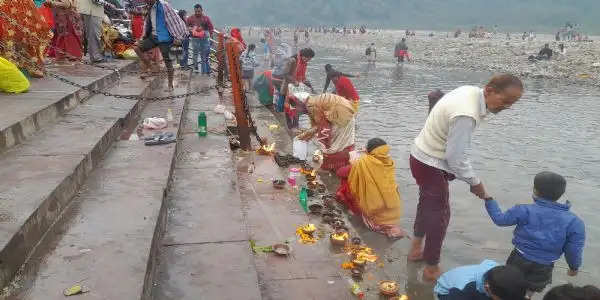 कार्तिक पूर्णिमा पर देश के विभिन्न प्रांतों से बड़ी संख्या में श्रद्धालुओं ने किया गंगा स्नान