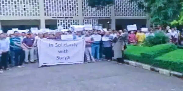 आईआईटी मुंबई में प्रोफेसर दुल्ला के समर्थन में फैकल्टी फोरम का मार्च