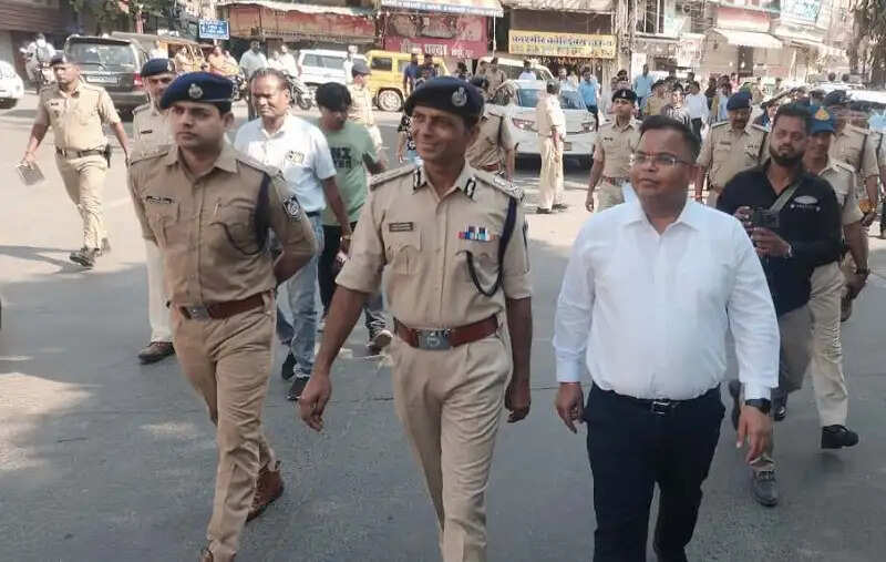 इंदौरः अनंत चतुर्दशी चल समारोह मार्ग का अधिकारियों ने बस से किया संयुक्त निरीक्षण