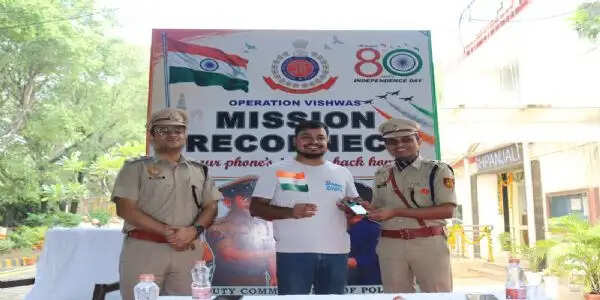 स्वतंत्रता दिवस पर 200 लोगों को लौटाए खोए-चोरी मोबाइल