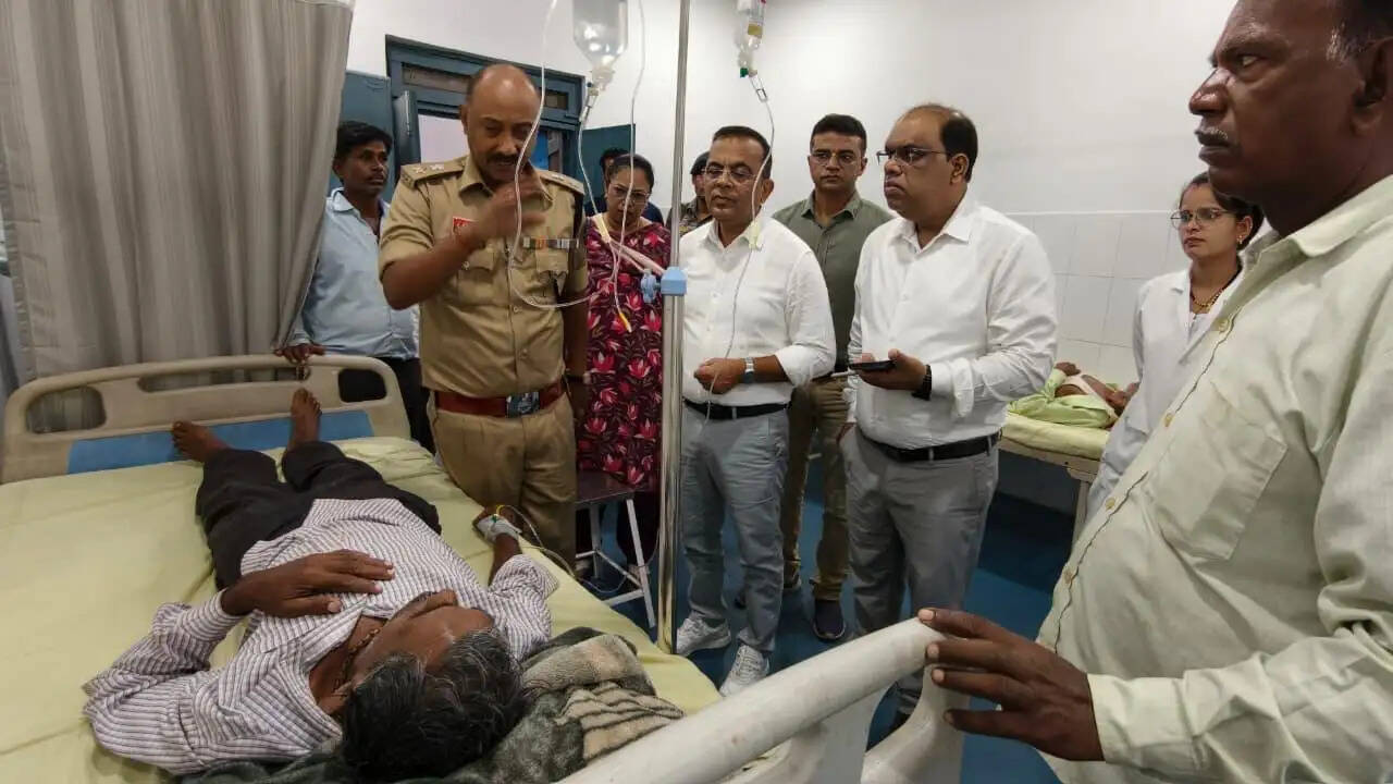 डोंगाकोहरौद आंदोलन के दौरान अस्वस्थ हुए स्थानीय ग्रामीणों से कलेक्टर और पुलिस अधीक्षक ने की मुलाकात