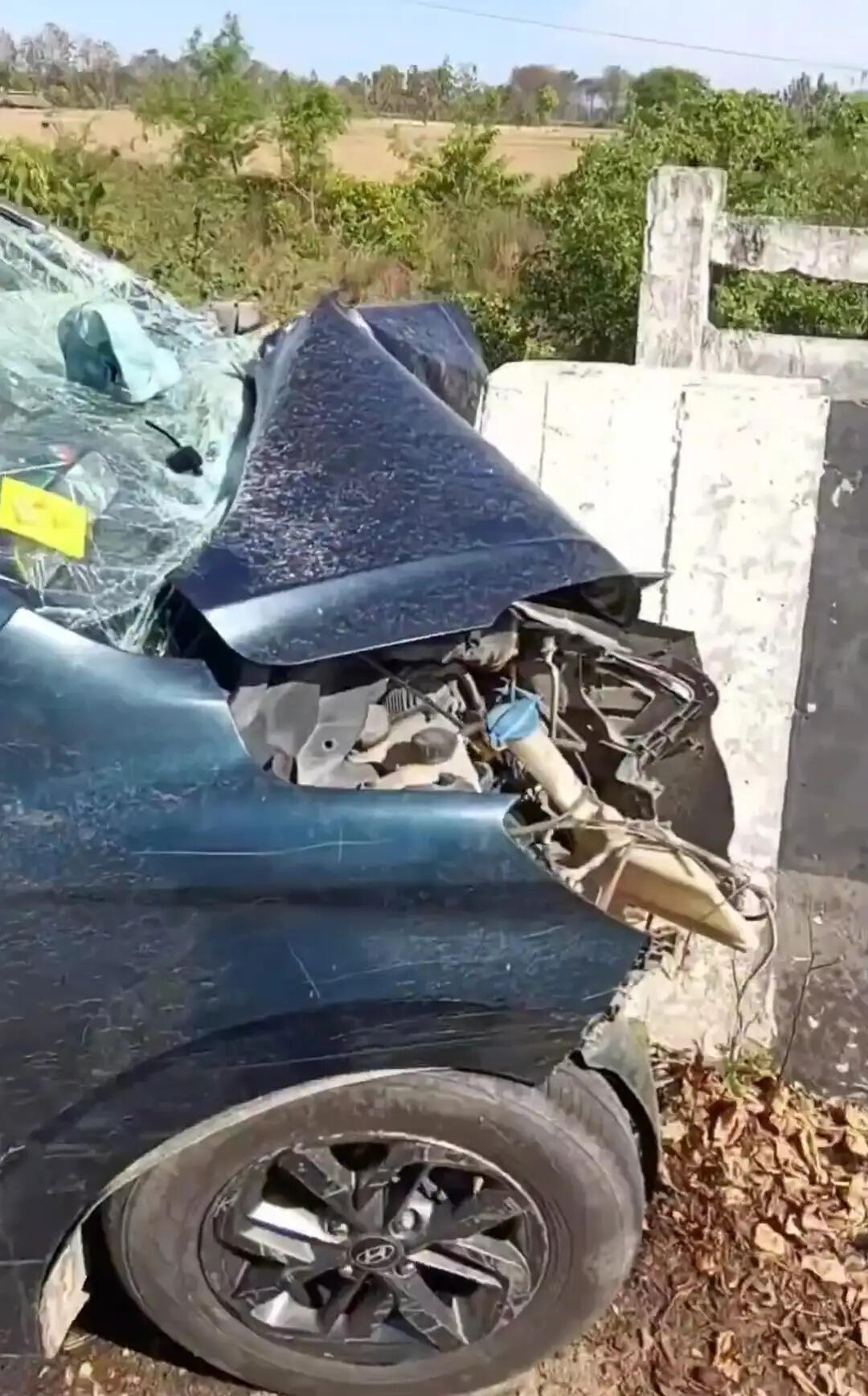 बलरामपुर में डिवाइडर से टकराई कार, चालक समेत दो की मौत