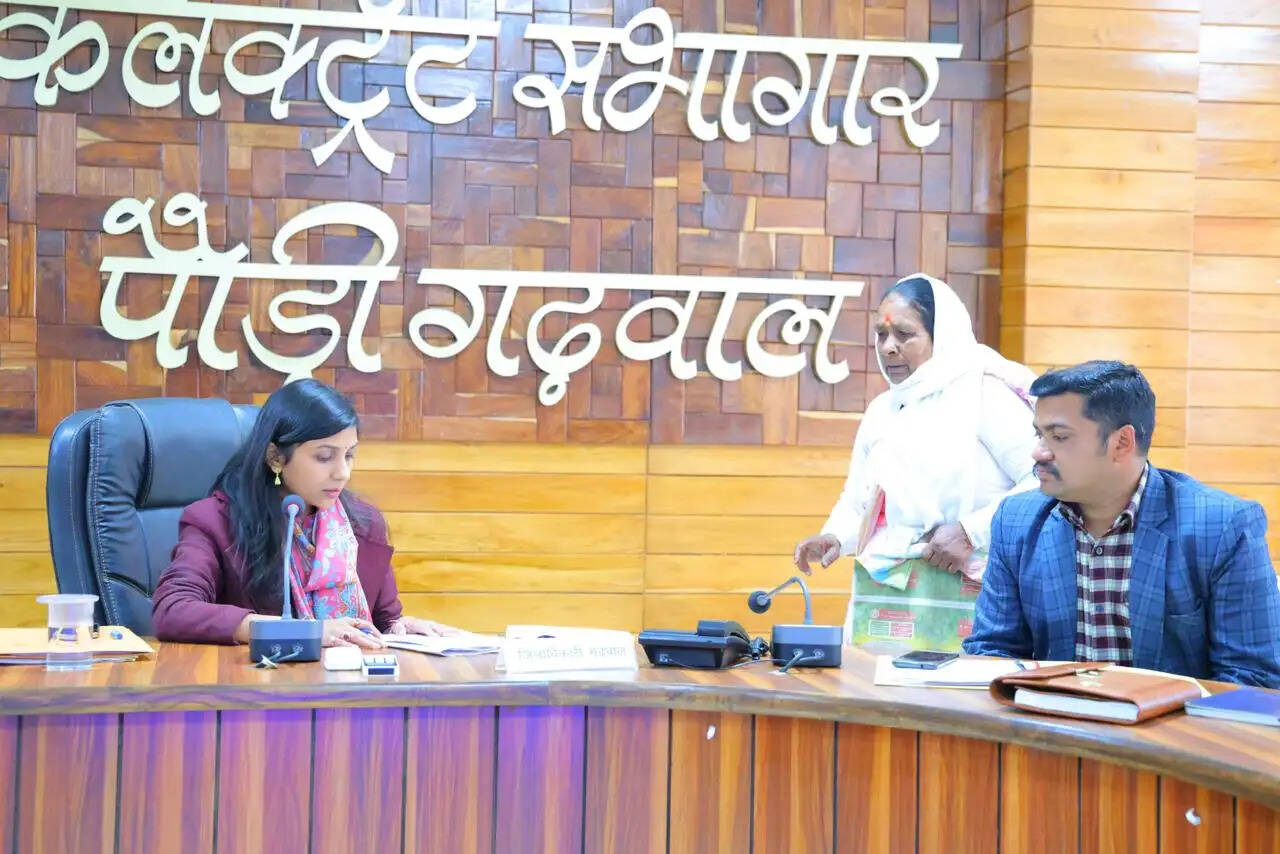 जनता मिलन में डीएम ने सुनी समस्याएं, कई मामलों का मौके पर समाधान