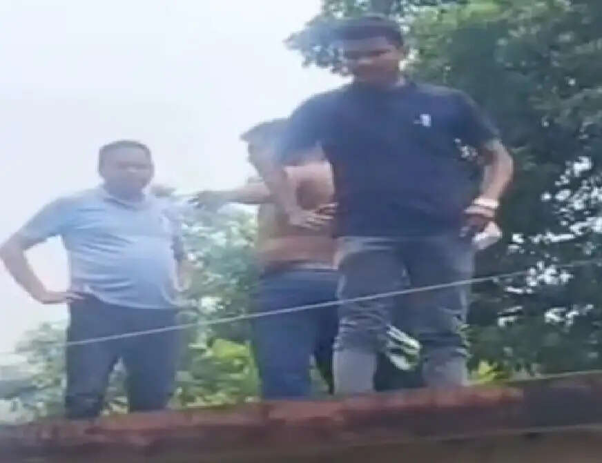 कॉर्बेट की ढेला चौकी पर हंगामा, फॉरेस्ट गार्ड पर पिटाई का आरोप