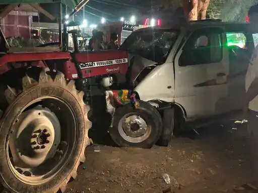 ट्रैक्टर से भिड़ी इको गाड़ी, तीन श्रद्धालु घायल