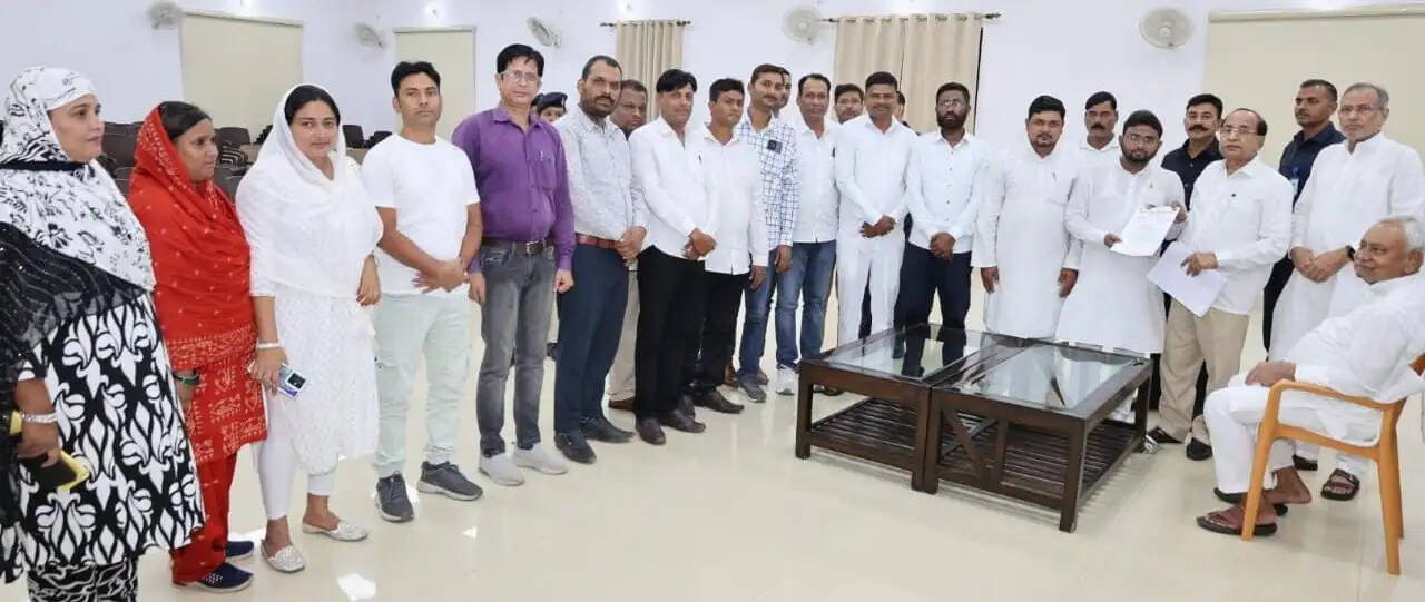 बिहार प्रदेश शिक्षा सेवक,&nbsp;तालिमी मरकज संघ ने&nbsp;नीतीश कुमार काे&nbsp;साैंपा चार सूत्री मांग पत्र
