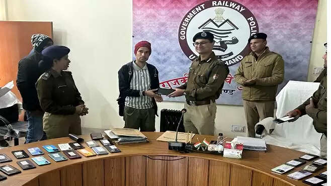 जीआरपी ने 200 गुमशुदा मोबाइल बरामद कर लौटाए