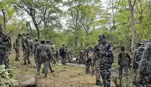 छत्तीसगढ़ के बीजापुर में सुरक्षाबलों और नक्सलियों के बीच मुठभेड़ जारी