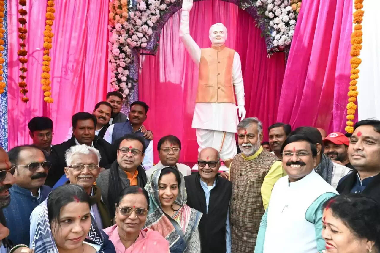 दमोहः मंत्री प्रहलाद पटेल ने अटल जी प्रतिमा का अनावरण किया