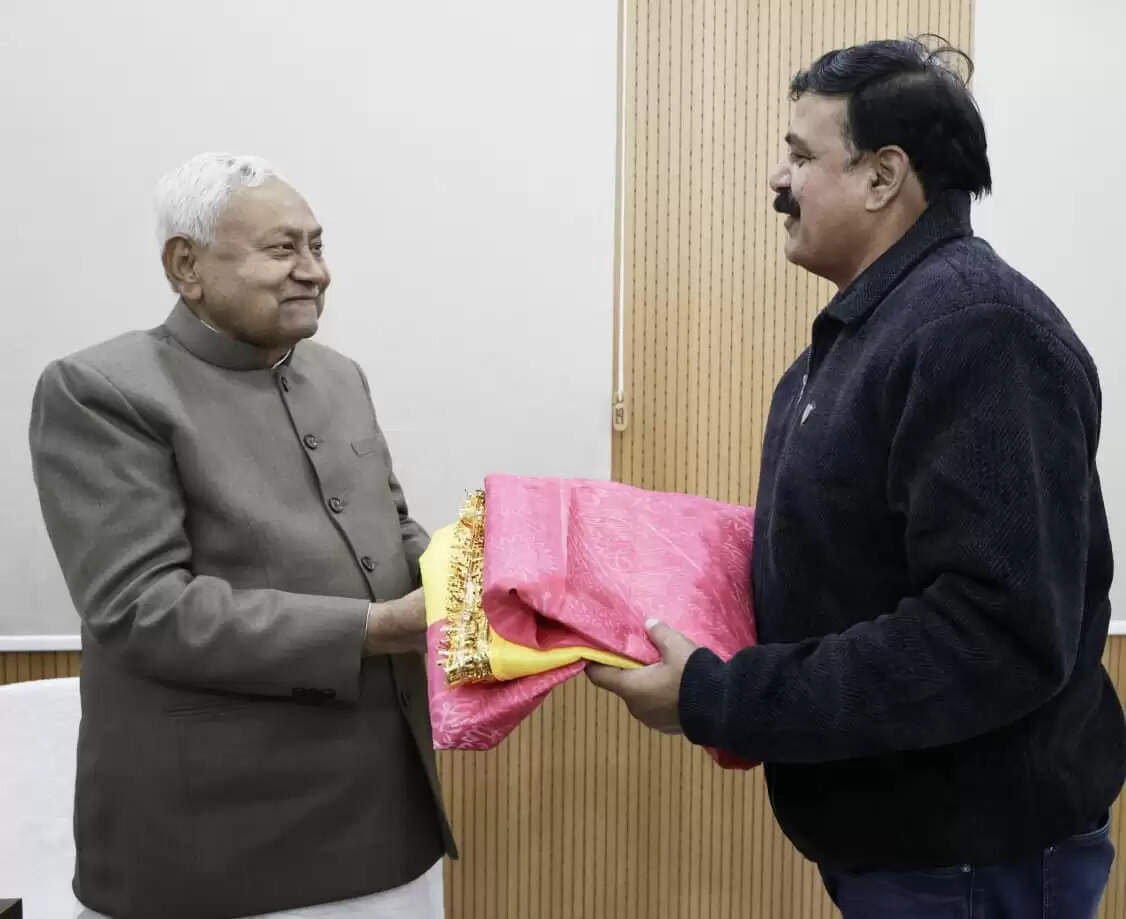 मुख्यमंत्री ने अजमेर शरीफ मजार पर चादरपोशी के लिए मंत्री मो. जमा खान को चादर भेंट की