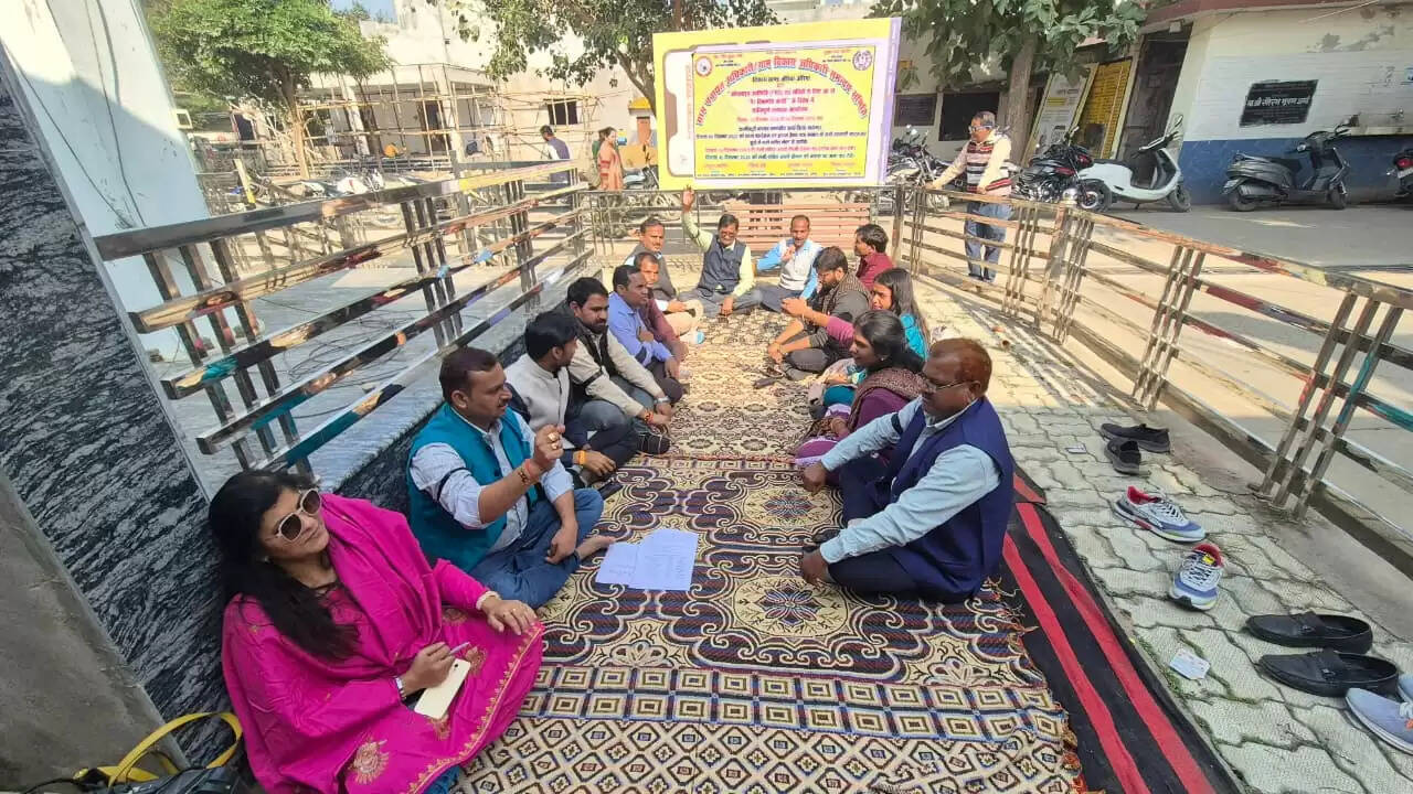 विकास खंड कार्यालय के समक्ष ग्राम विकास अधिकारियों का धरना, बीडीओ को सौंपा ज्ञापन